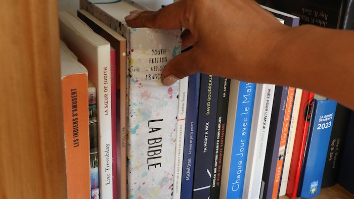 Naomi Fontaine prend une bible.