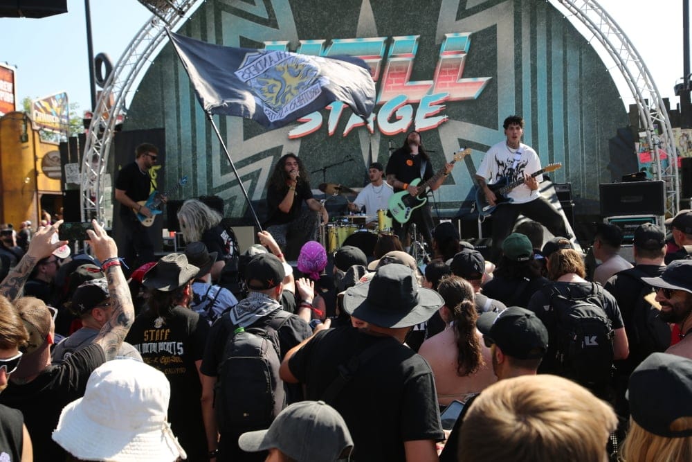 Blooming Discord sur la Hellstage du Hellfest 2025: Karim (chant), Sam (guitare), Vincent (guitare), Antho (basse) et Ben (batterie).