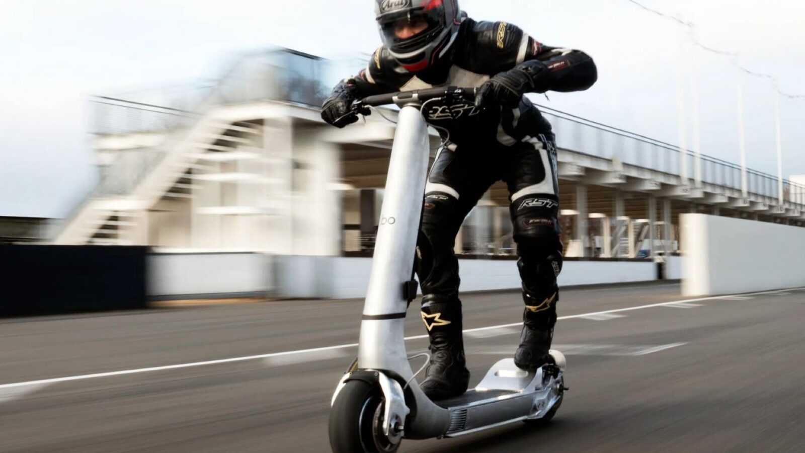 Cette trottinette électrique accélère plus fort... qu'une Tesla Model 3 !