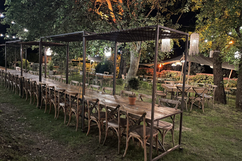 Partage garanti autour de cette grande tablée de 40 personnes.