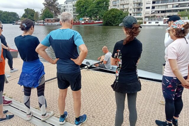 Brice fait le briefing des participants sur comment manœuvrer un aviron individuel.  (© Tristan Mahé / actu Nantes)