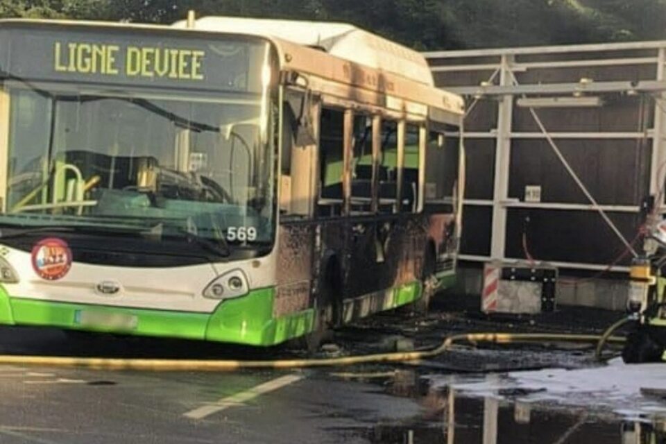 Un bus, stationné à côté, a également été endommagé par les flammes. 