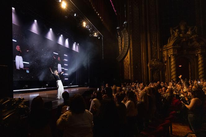Mel Robbins sur la scène du Boch Center Wang Theatre, à Boston (Massachusetts), le 2 mai 2025. Sa tournée internationale a affiché complet.  