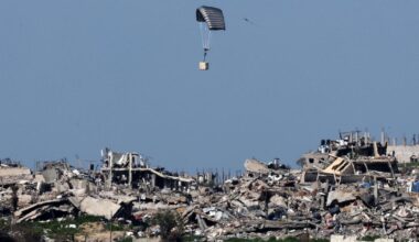 Israël annonce la reprise des largages d’aide humanitaire, le Royaume-Uni et les Émirats se préparent