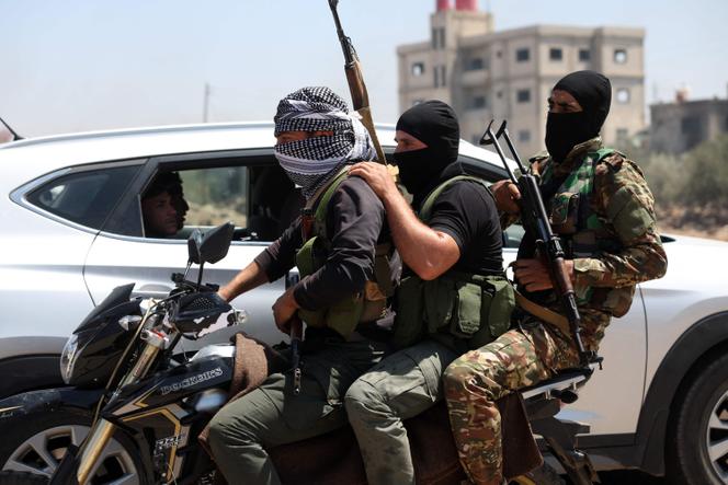 Des combattants de tribus bédouines circulent à moto, à Souweïda, dans le sud de la Syrie, alors que les affrontements avec des hommes armés druzes se poursuivent, le 18 juillet 2025. 