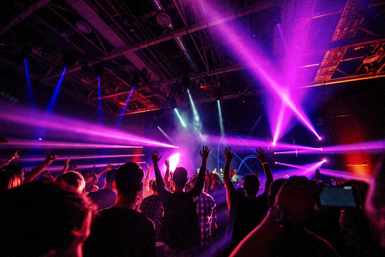 il renverse une femme devant une discothèque et s'enfuit, la police le repêche dans l'eau