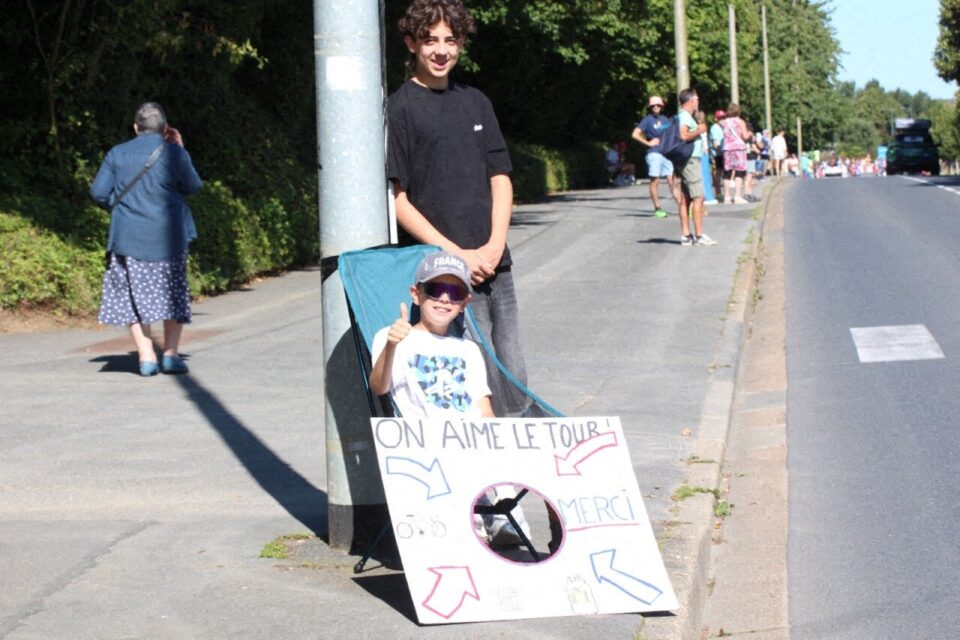 Les supporters donnent tout pour attraper des cadeaux.