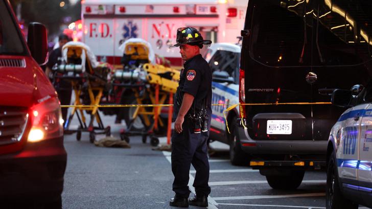 Un pompier devant l’immeuble où s’est déroulée la fusillade le 28 juillet 2025 à New York.