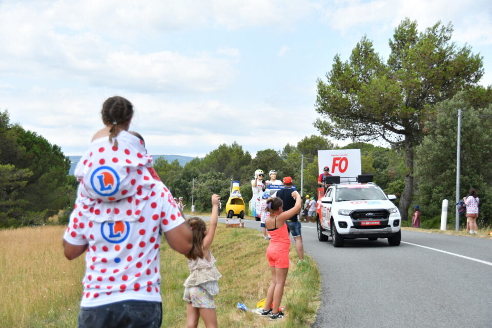 Les véhicules du syndicat FO ont diffusé de la musique durant quasiment toute la procession, encourageant le public à se déhancher.