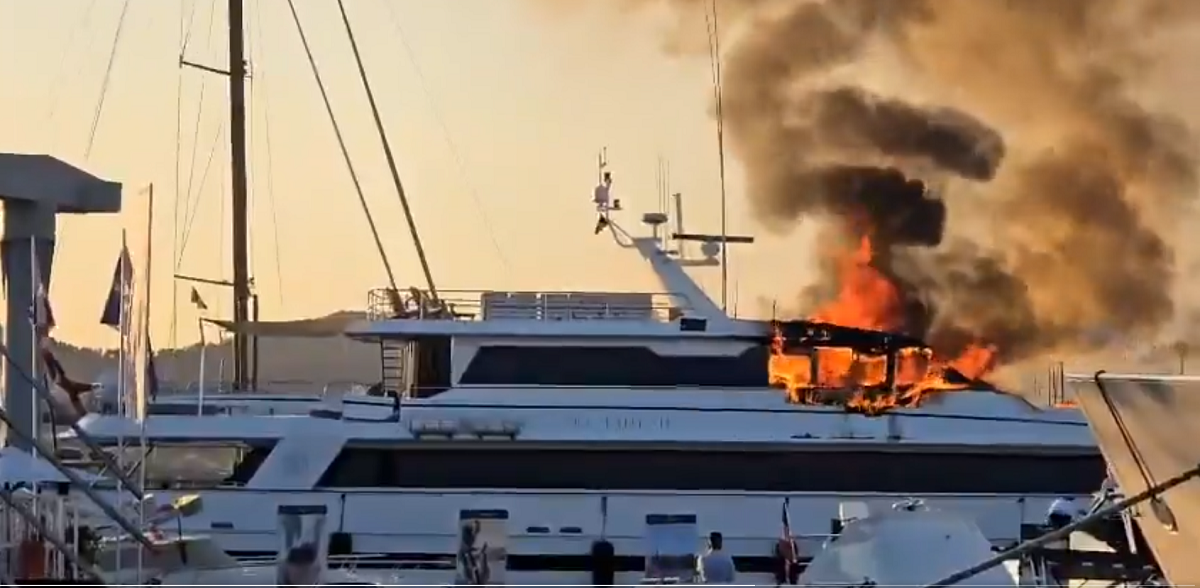 Le superyacht Sea Lady II, long de 41 mètres, en feu dans le port de Saint-Tropez