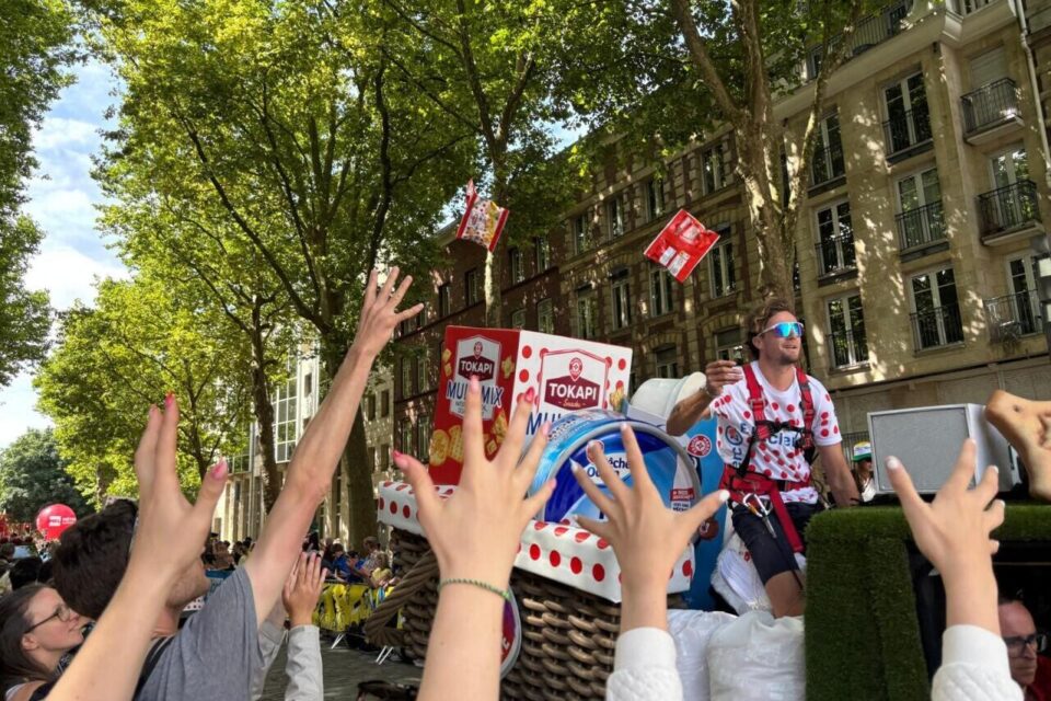 Le véhicule de Tokapi fait des envieux ! On essaie d'attraper des paquets de biscuits apéro à Lille (Nord).