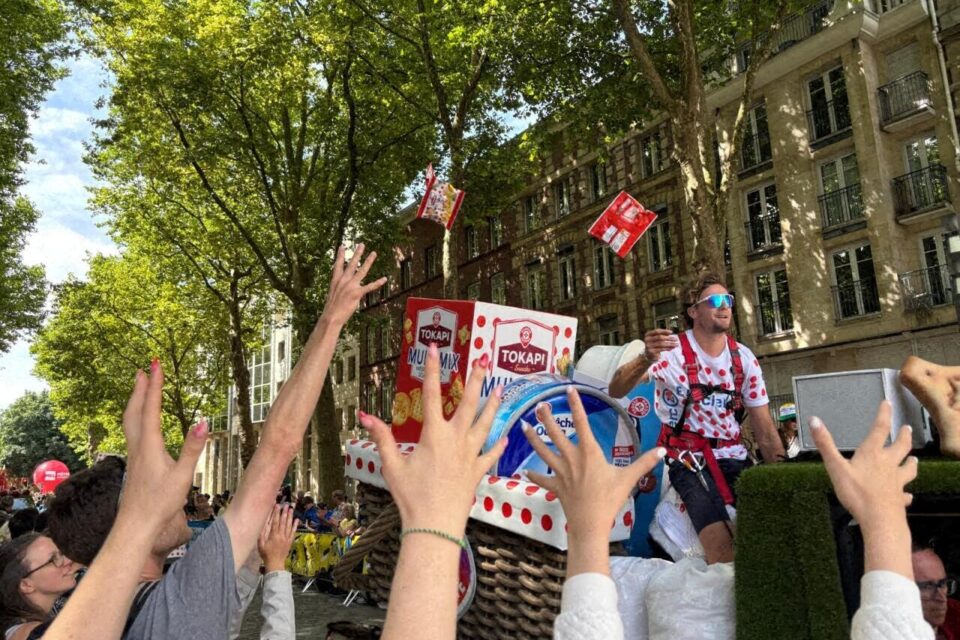 Le véhicule de Tokapi fait des envieux ! On essaie d'attraper des paquets de biscuits apéro à Lille (Nord).