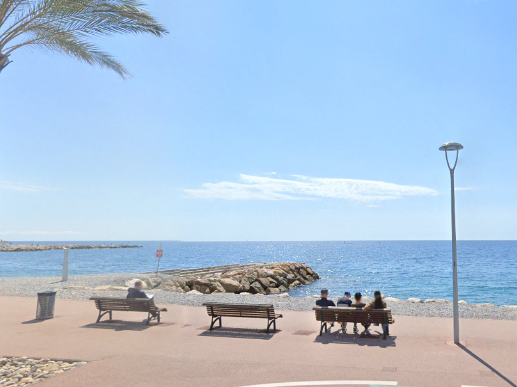 Près de Nice. Cette plage fermée en urgence, la baignade interdite
