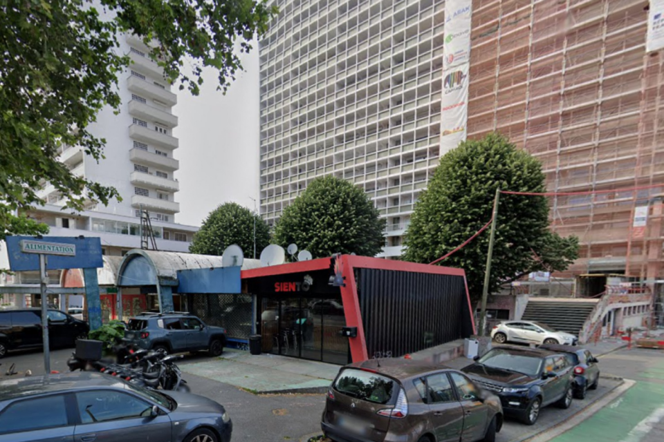 La parcelle est actuellement occupée par de vieux bâtiments.
