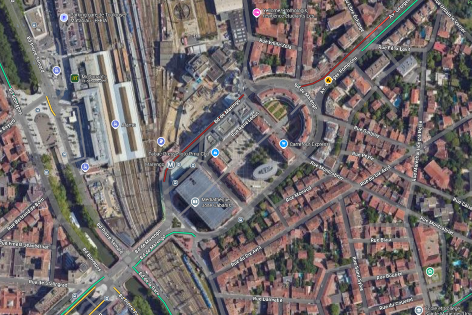 La circulation est saturée le long de la médiathèque, à proximité directe de la gare Toulouse-Matabiau.