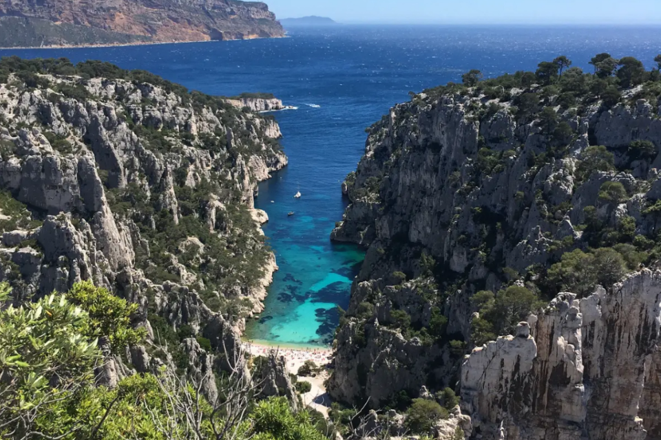 Vue sur la plage de la calanque d'En-Vau