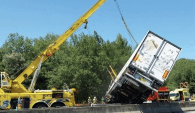Accident de camion spectaculaire sur l'A7 au sud de Lyon, l'autoroute fermée en urgence