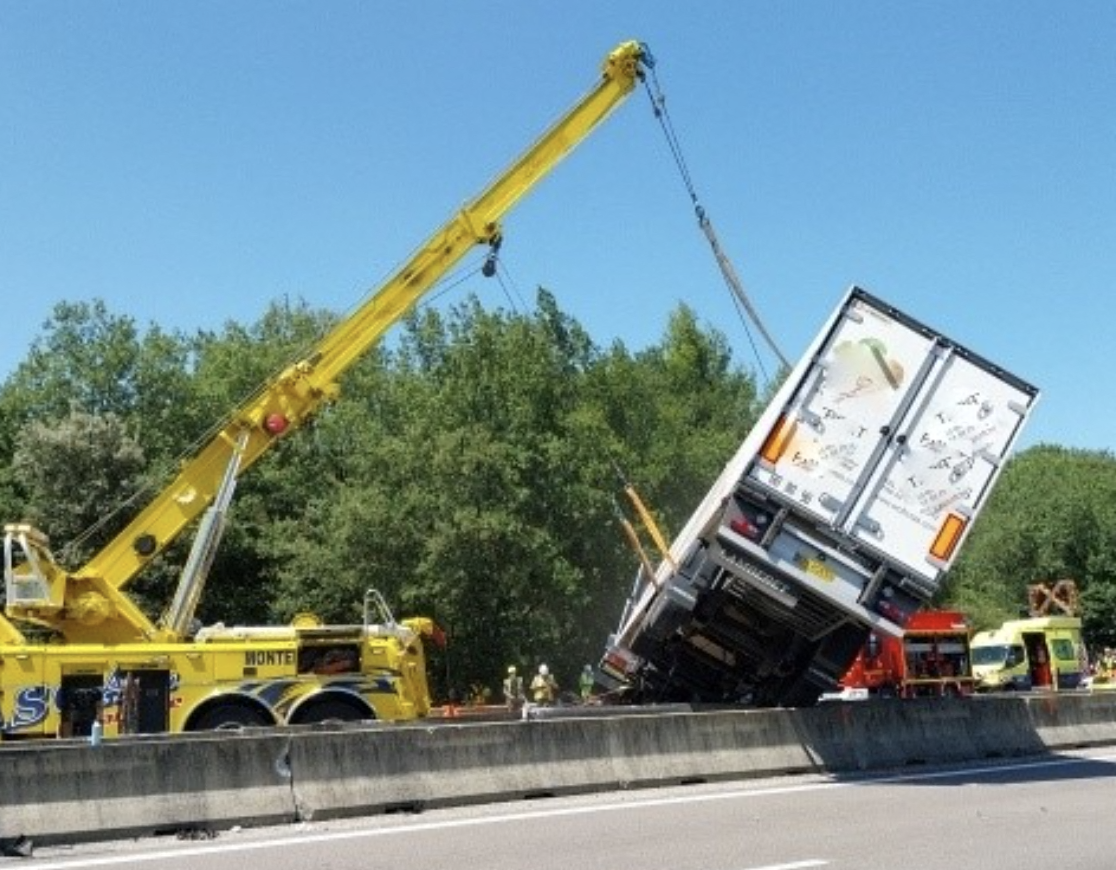 Accident de camion spectaculaire sur l'A7 au sud de Lyon, l'autoroute fermée en urgence