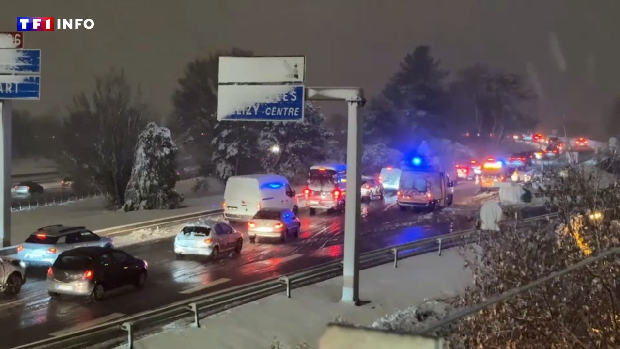 Épisode neigeux en Île-de-France : 400 km de bouchons, pagaille dans les aéroports et les gares