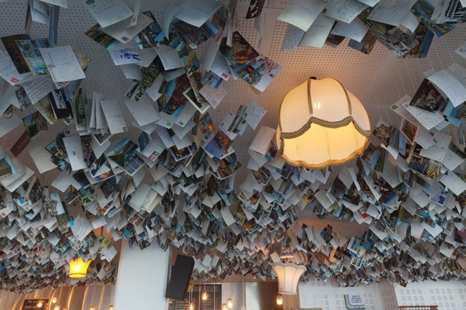 12 000 cartes postales sont accrochées au plafond de la nouvelle 