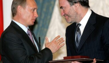 Le président russe Vladimir Poutine remet à Valeri Guerguiev alors directeur du théâtre Mariïnski de Saint-Pétersbourg, le Prix d