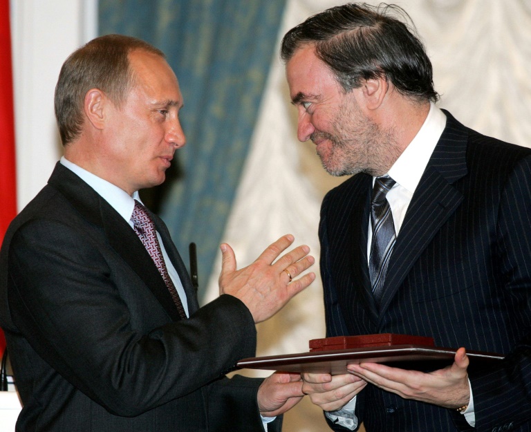 Le président russe Vladimir Poutine remet à Valeri Guerguiev alors directeur du théâtre Mariïnski de Saint-Pétersbourg, le Prix d