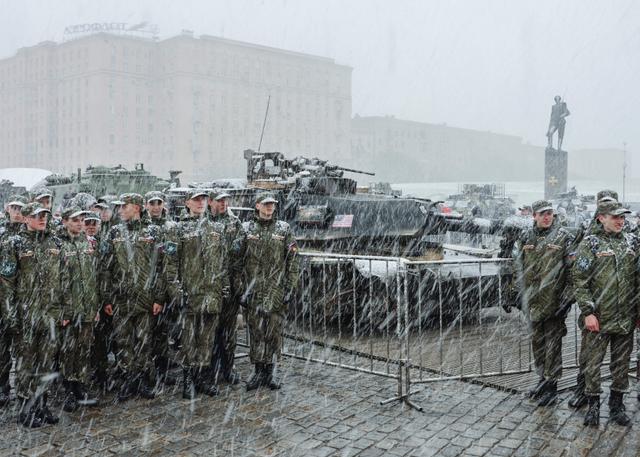 Des élèves militaires russes devant un tank M1 Abrams capturé en Ukraine, au parc de la Victoire, à Moscou, le 6 mai 2024.