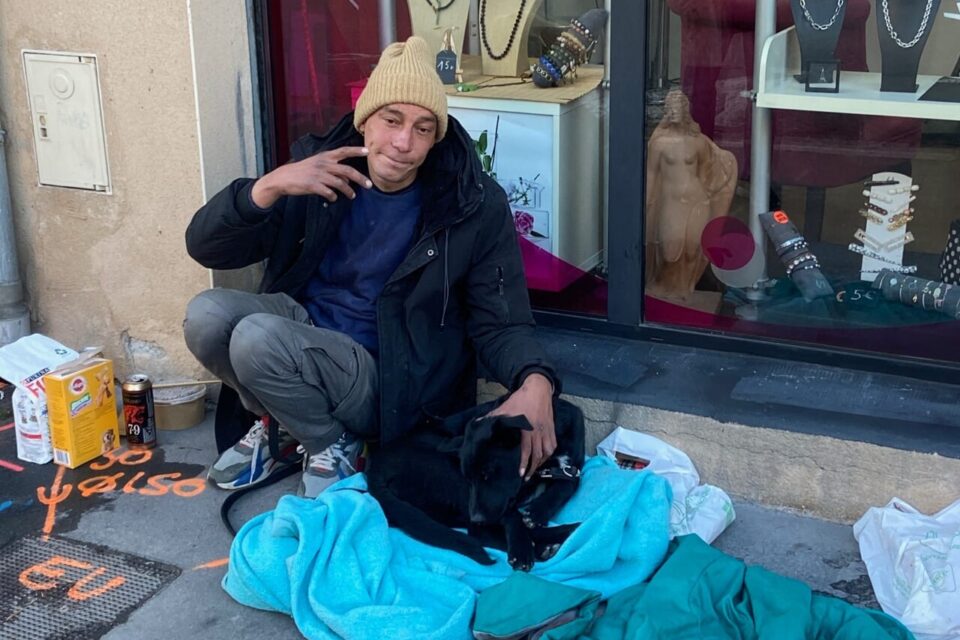 Cédric lorsqu'il logeait en février 2025 sur le trottoir devant le commerce de sa tata