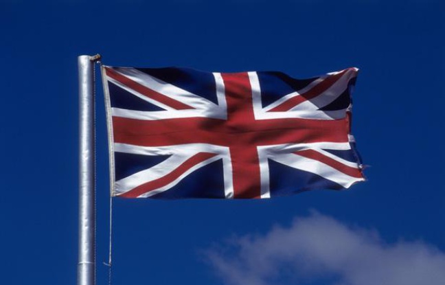 Une collégienne exclue parce qu’elle portait une robe aux couleurs du drapeau