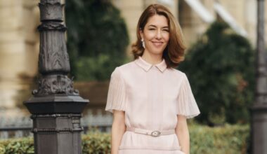 Dans une robe Chanel ayant nécessité 510h de travail, Sofia Coppola illumine le premier bal du Musée des Arts Décoratifs