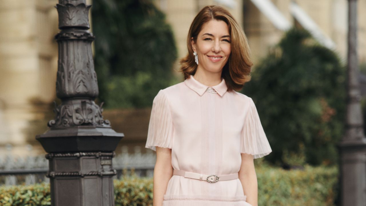 Dans une robe Chanel ayant nécessité 510h de travail, Sofia Coppola illumine le premier bal du Musée des Arts Décoratifs
