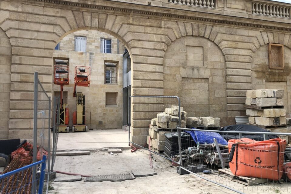 La nouvelle cour du Madd vue par la cour d'Honneur. A gauche de la voûte, se trouvera le restaurant et l'accueil du musée à droite. 