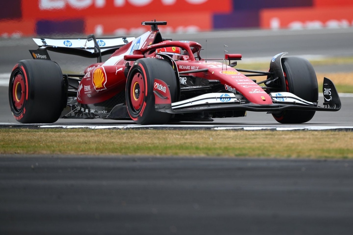 Leclerc le plus rapide au milieu des drapeaux rouges
