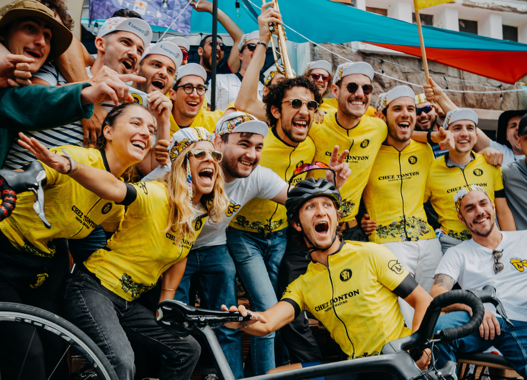 Tour de France 2025. Devant ce célèbre bar de Toulouse, le public est invité à pédaler pour la bonne cause
