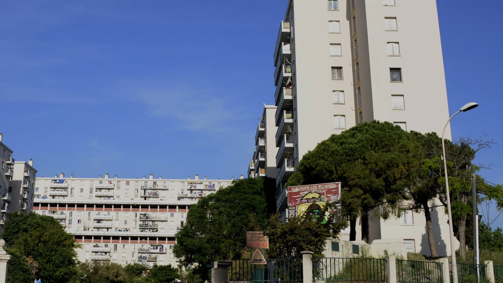 Le préfet de région au chevet de la copropriété dégradée des Rosiers à Marseille