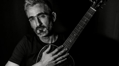 Concert de Dennario, alias Hervé Andrione, samedi 26 juillet 2025 à la ferme La Bassette à Labaroche dans le cadre des Nocturnes festives. Photo Dr