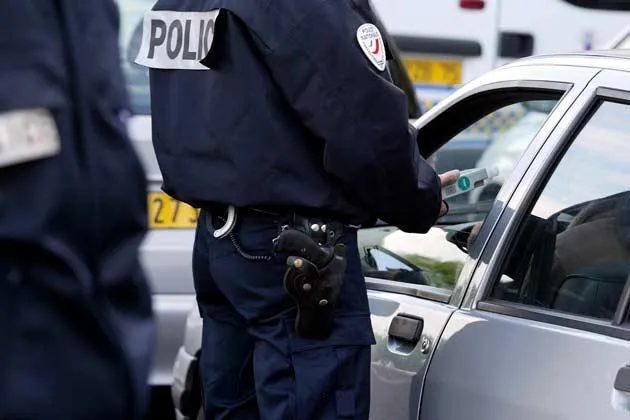 sans feu, à contre-sens, il tente de fuir la police de Carnot... à Saint-Just-Saint-Rambert