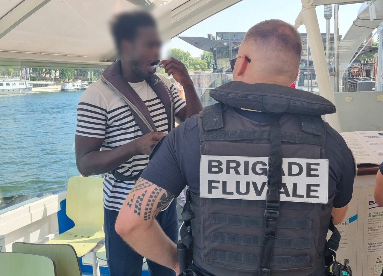 sur la Seine, la brigade fluviale fait la chasse aux pilotes de bateaux ivres
