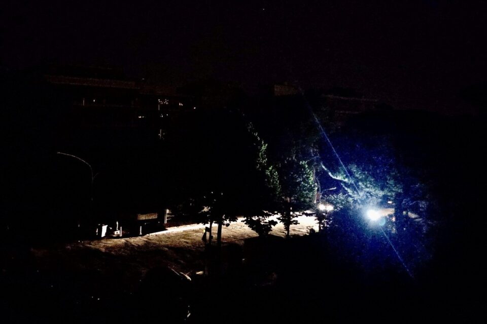 Plongé dans l'obscurité, le boulevard de Cimiez seulement éclairé par les phares d'une voiture dans la nuit du mardi 1er juillet