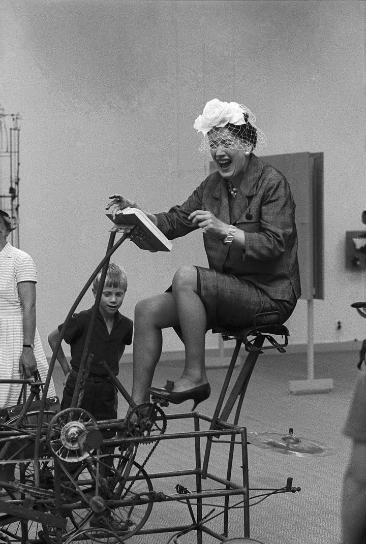 Une femme essaie le "Cyclograveur" de Jean Tinguely lors de l'exposition "Rörelse i konsten" au Moderna Museet de Stockholm, en 1961. (ADAGP PARIS 2025 / LENNART OLSON / HALLANDS KONSTMUSEUM)