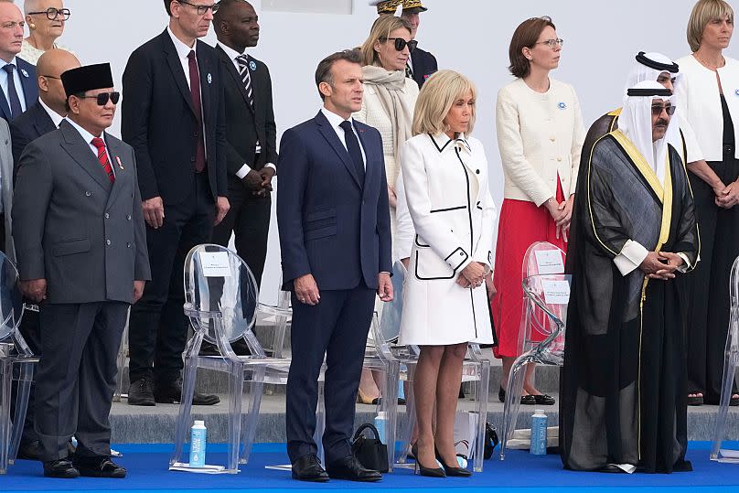 Les présidents français Macron et indonésien Subianto à sa droite dans la tribune officielle lors du défilé du 14 juillet à Paris