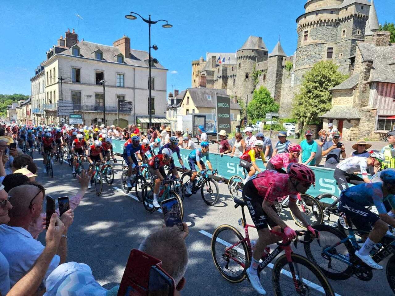Le passage des coureurs du Tour de France 2025 sur la ligne du sprint intermédiaire à Vitré. (© Maxime Turberville)