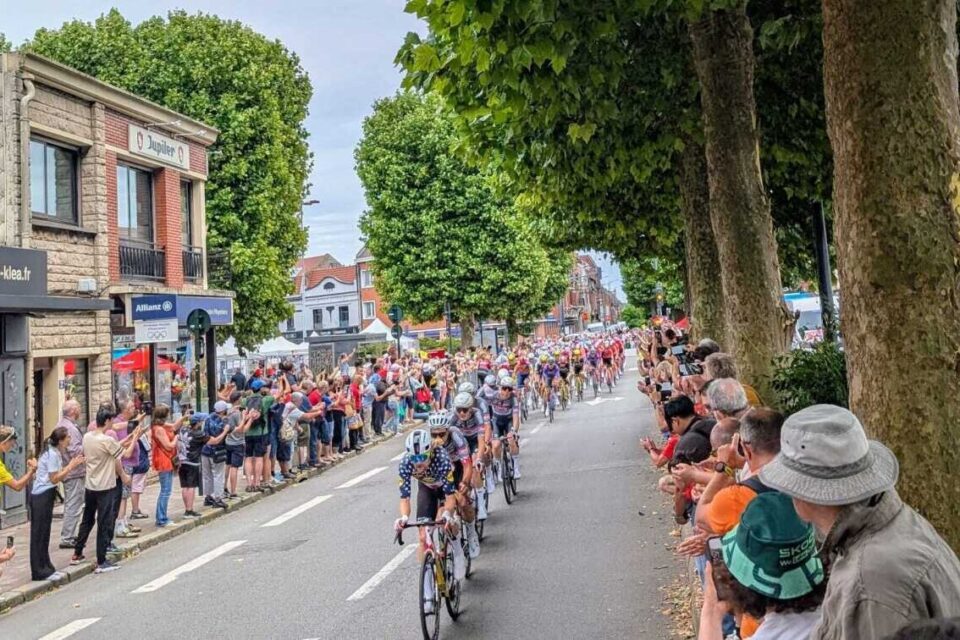 Les coureurs sont arrivés à Lens, à 14h30.