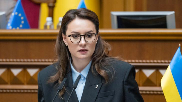 La nouvelle Première ministre ukrainienne, Ioulia Svyrydenko, assiste à une séance du Parlement ukrainien à Kiev, le 17 juillet 2025.