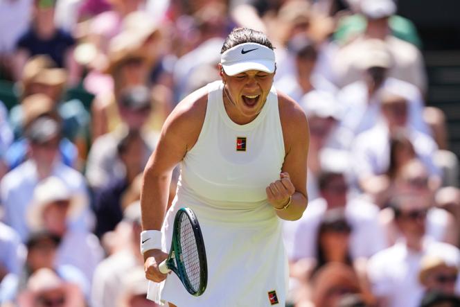 L’Américaine Amanda Anisimova pendant son match contre la Biélorusse Aryna Sabalenka, en demi-finales du tournoi de tennis de Wimbledon, à Londres, le 10 juillet 2025.