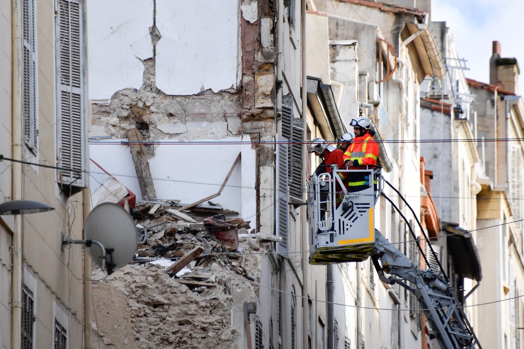 Des pompiers inspectent un immeuble de la rue d'Aubagne, après l'effondrement de deux immeubles plus tôt dans la semaine, le 8 novembre 2018 à Marseille