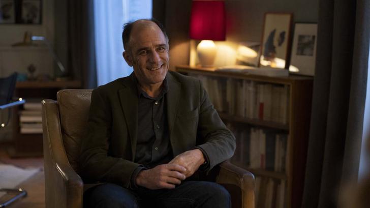 Frédéric Pierrot campait la rôle du psy dans la série « En thérapie » sur Arte. Francis Huster reprendra ce rôle au théâtre. 