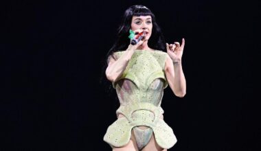 Katy Perry a failli tomber sur les spectateurs lors d’un concert à San Francisco