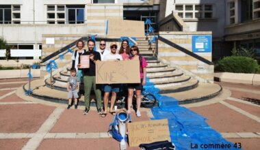 Festival des cannes : les kinés manifestent devant la CPAM au Puy-en-Velay