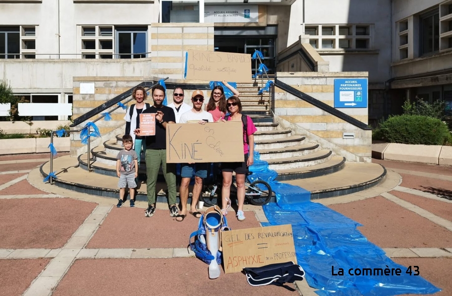 Festival des cannes : les kinés manifestent devant la CPAM au Puy-en-Velay